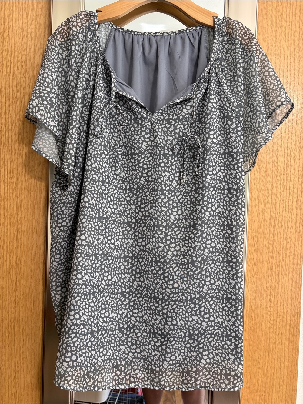 Women's Grey Printed Lined Flutter Sleeve Top Size 2XL Tie